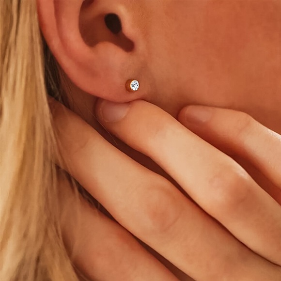 🔵𝟲𝟱%𝗢𝗙𝗙 𝗯𝘂𝗻𝗱𝗹𝗲𝘀 𝟯+🔵 NEW Bezel Rhinestone Stainless Steel Studs - Picture 4 of 16